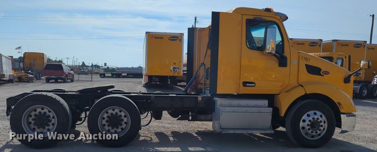 image for item NW9533 2017 Peterbilt 579 semi truck