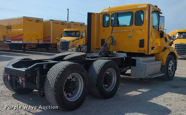 image for item NW9533 2017 Peterbilt 579 semi truck