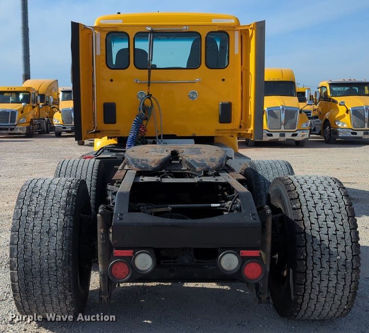 image for item NW9533 2017 Peterbilt 579 semi truck