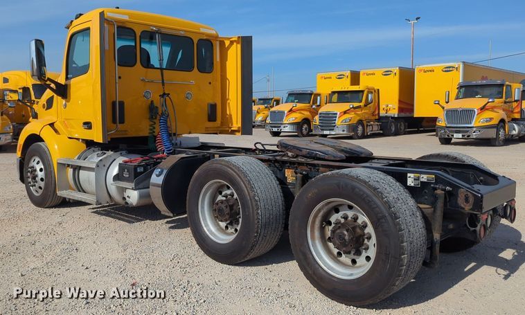 image for item NW9533 2017 Peterbilt 579 semi truck