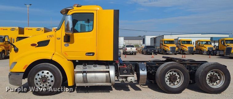 image for item NW9533 2017 Peterbilt 579 semi truck