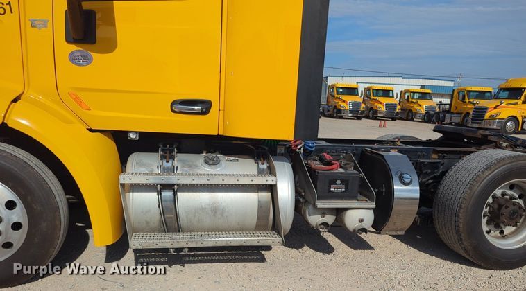 image for item NW9533 2017 Peterbilt 579 semi truck