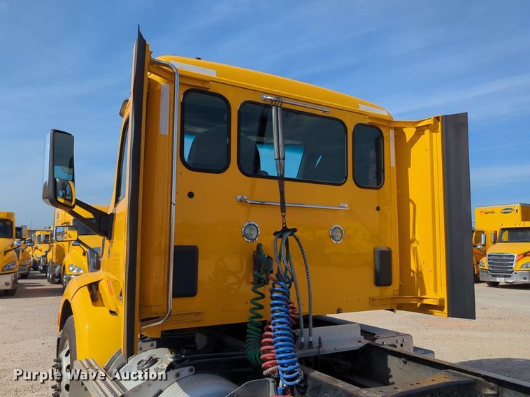 image for item NW9533 2017 Peterbilt 579 semi truck