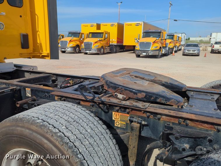 image for item NW9533 2017 Peterbilt 579 semi truck