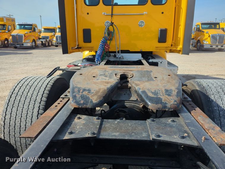 image for item NW9533 2017 Peterbilt 579 semi truck