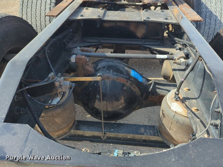 image for item NW9533 2017 Peterbilt 579 semi truck