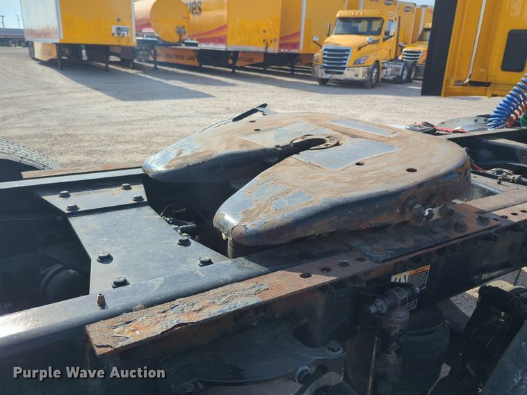 image for item NW9533 2017 Peterbilt 579 semi truck