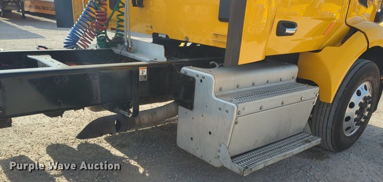 image for item NW9533 2017 Peterbilt 579 semi truck