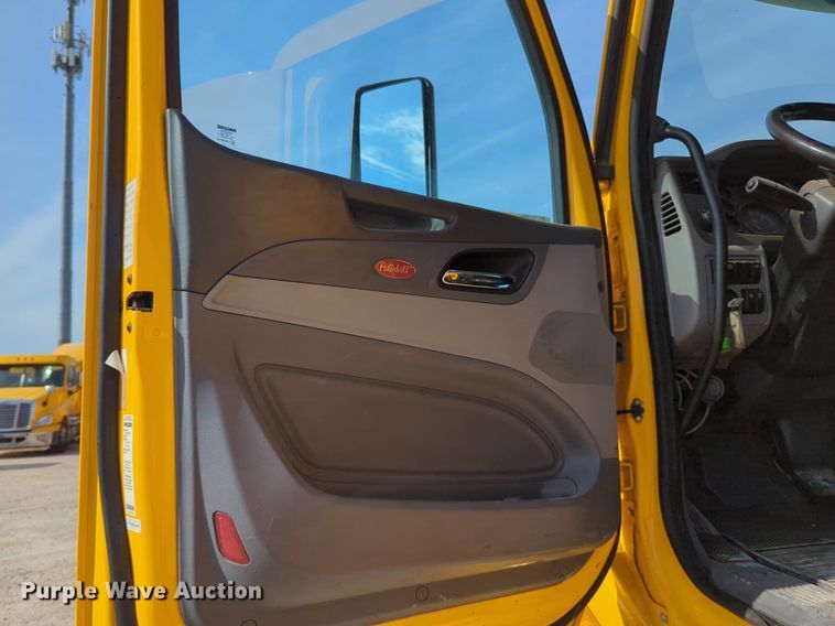 image for item NW9533 2017 Peterbilt 579 semi truck