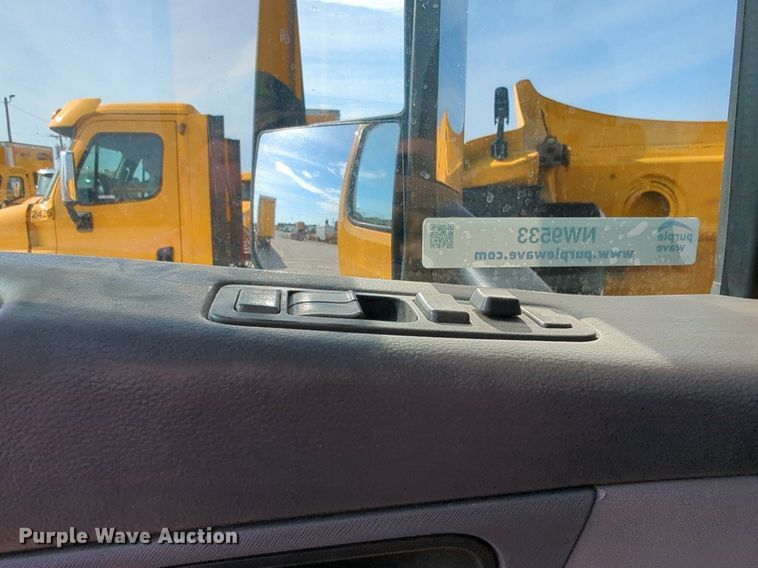 image for item NW9533 2017 Peterbilt 579 semi truck