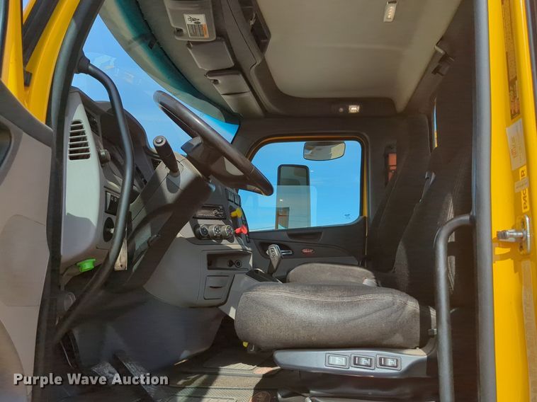 image for item NW9533 2017 Peterbilt 579 semi truck