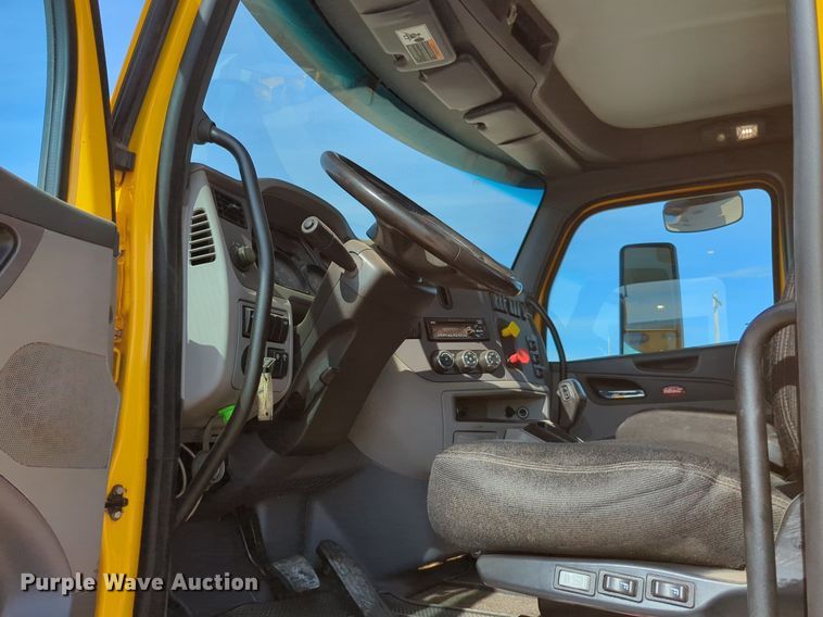 image for item NW9533 2017 Peterbilt 579 semi truck