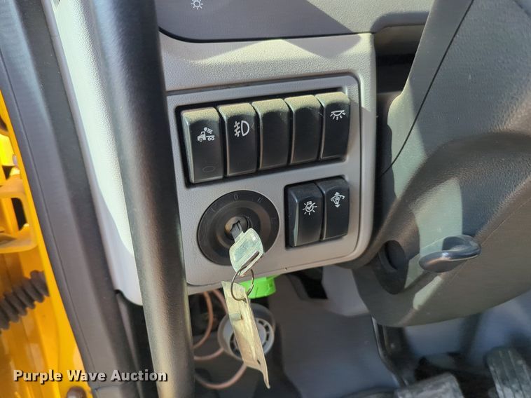 image for item NW9533 2017 Peterbilt 579 semi truck