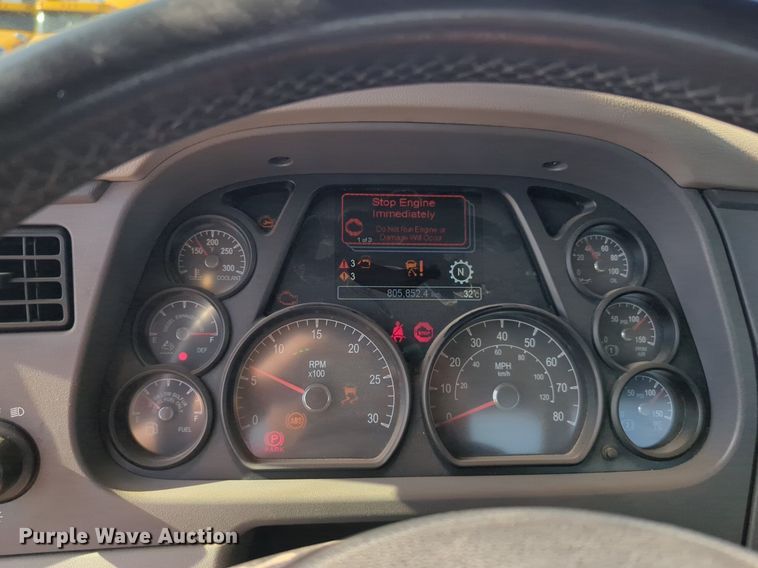 image for item NW9533 2017 Peterbilt 579 semi truck