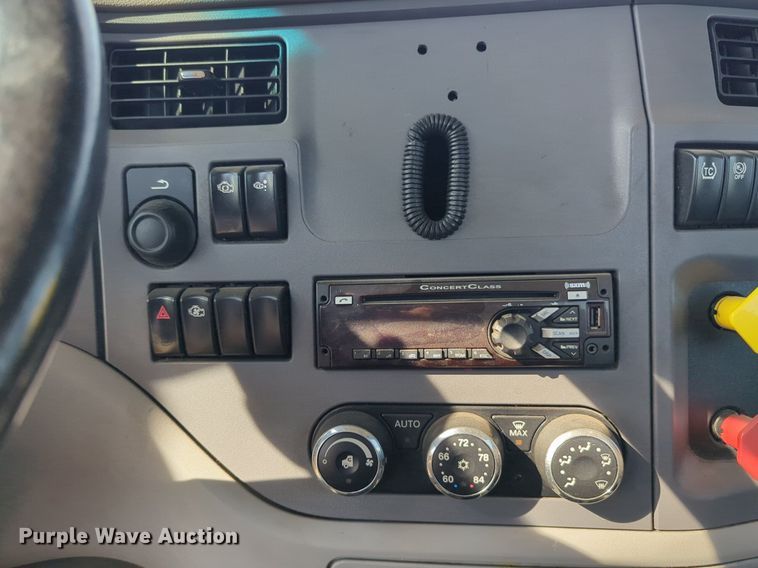 image for item NW9533 2017 Peterbilt 579 semi truck