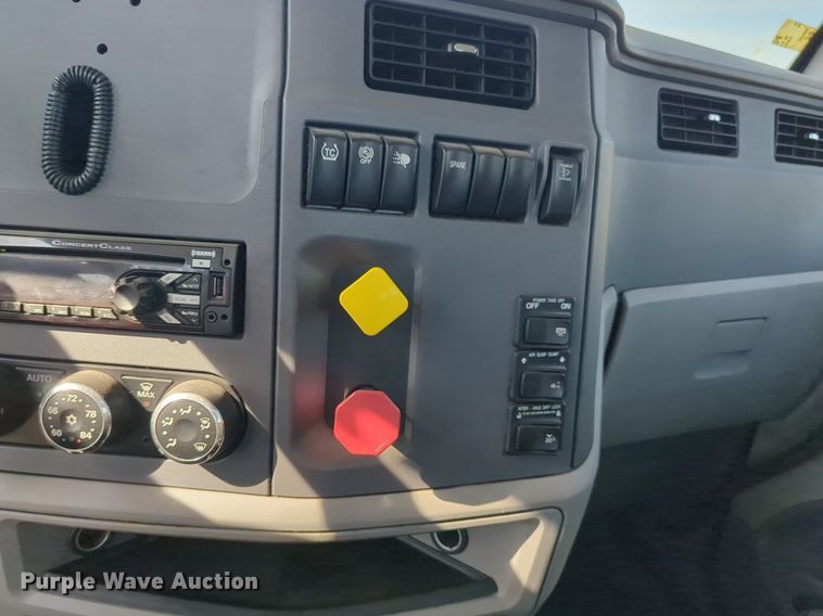 image for item NW9533 2017 Peterbilt 579 semi truck