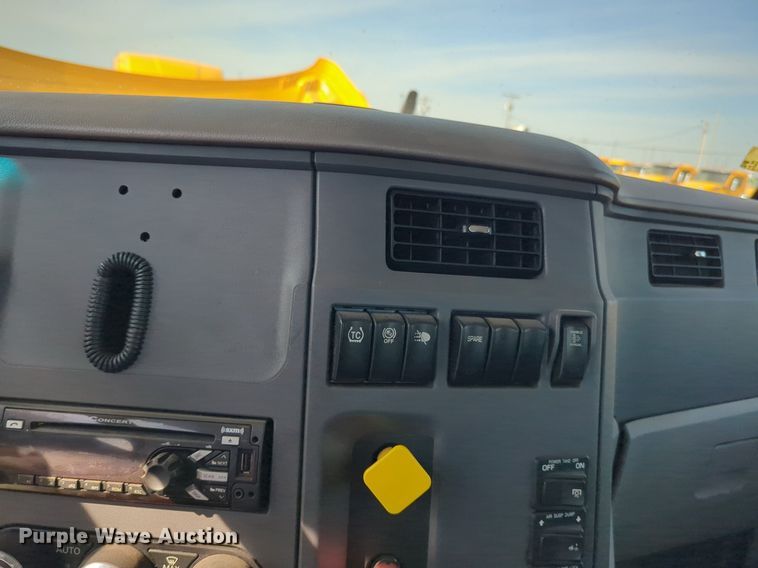 image for item NW9533 2017 Peterbilt 579 semi truck