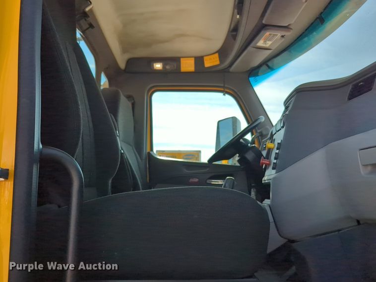 image for item NW9533 2017 Peterbilt 579 semi truck