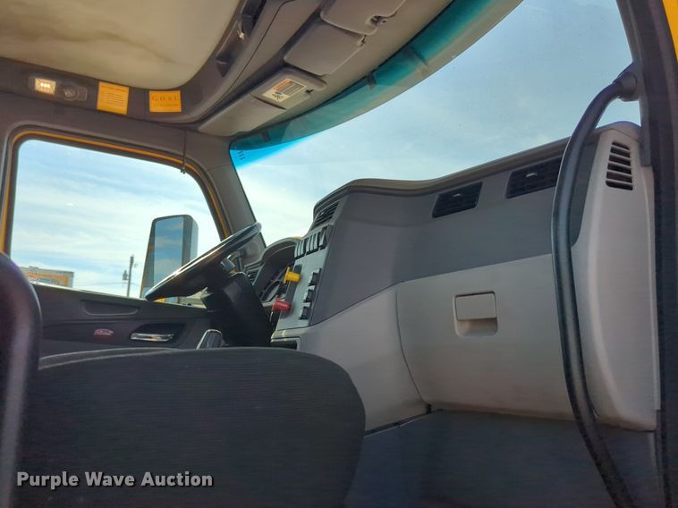 image for item NW9533 2017 Peterbilt 579 semi truck