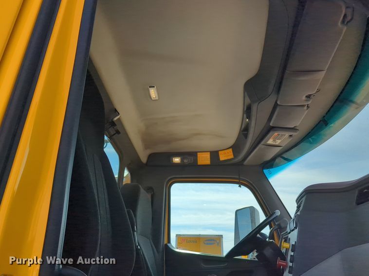 image for item NW9533 2017 Peterbilt 579 semi truck