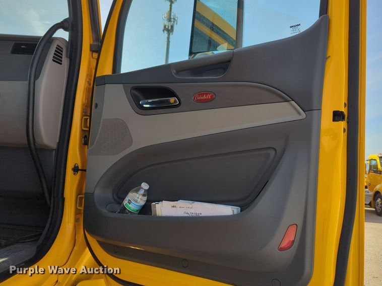 image for item NW9533 2017 Peterbilt 579 semi truck