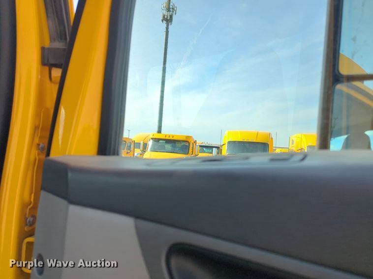 image for item NW9533 2017 Peterbilt 579 semi truck