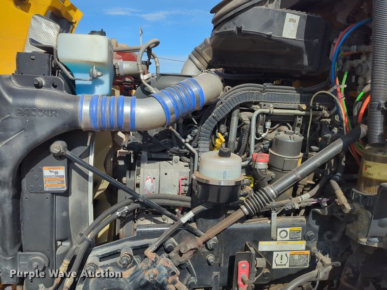 image for item NW9533 2017 Peterbilt 579 semi truck