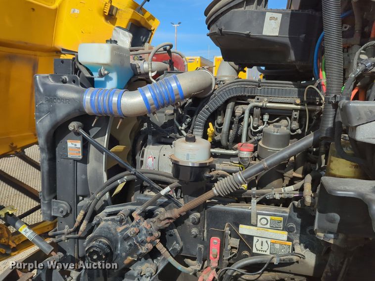 image for item NW9533 2017 Peterbilt 579 semi truck