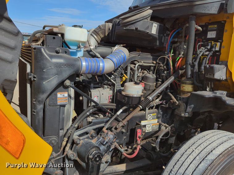 image for item NW9533 2017 Peterbilt 579 semi truck