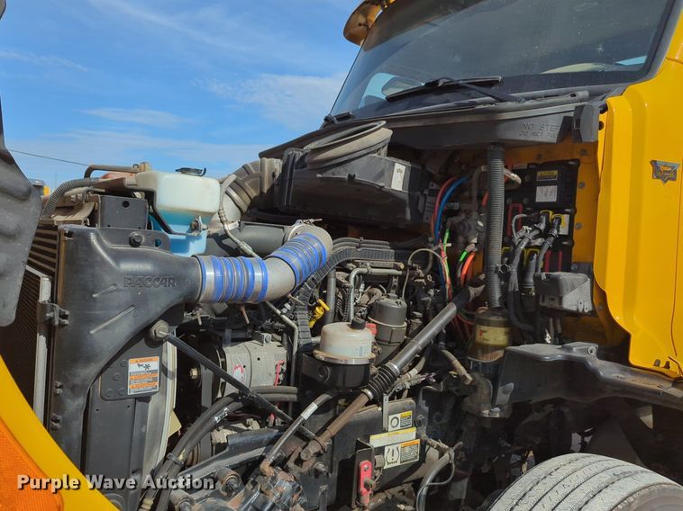 image for item NW9533 2017 Peterbilt 579 semi truck