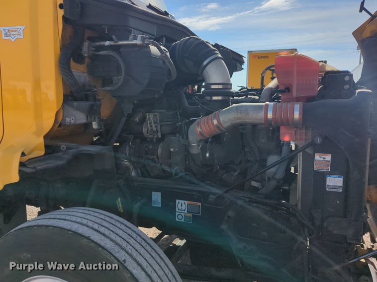 image for item NW9533 2017 Peterbilt 579 semi truck