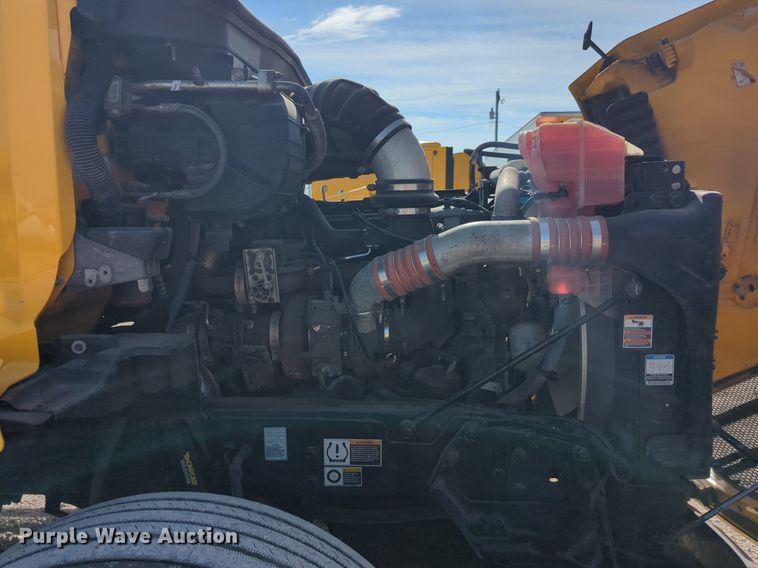 image for item NW9533 2017 Peterbilt 579 semi truck