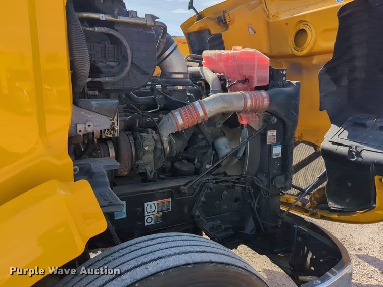 image for item NW9533 2017 Peterbilt 579 semi truck