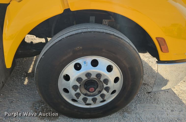 image for item NW9533 2017 Peterbilt 579 semi truck