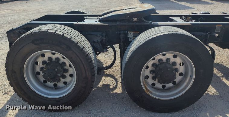 image for item NW9533 2017 Peterbilt 579 semi truck