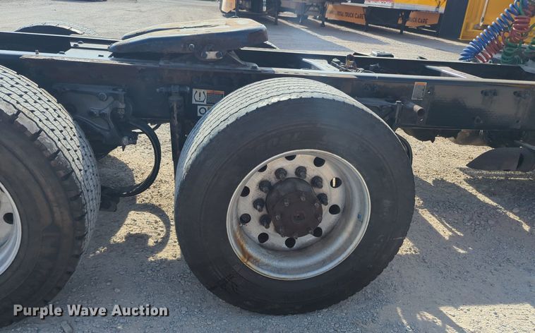 image for item NW9533 2017 Peterbilt 579 semi truck