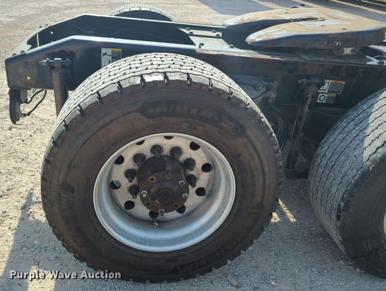 image for item NW9533 2017 Peterbilt 579 semi truck