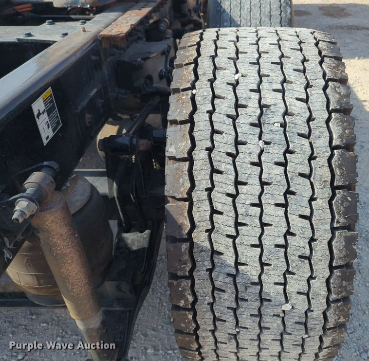 image for item NW9533 2017 Peterbilt 579 semi truck