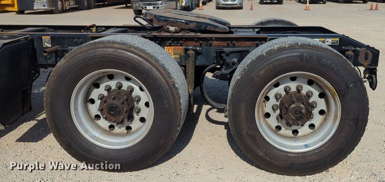 image for item NW9533 2017 Peterbilt 579 semi truck