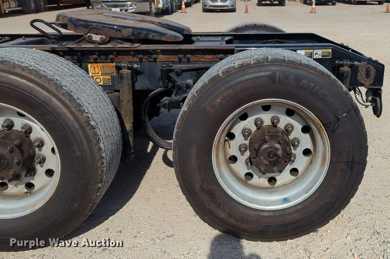 image for item NW9533 2017 Peterbilt 579 semi truck