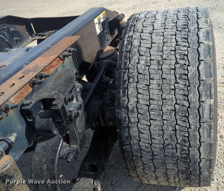 image for item NW9533 2017 Peterbilt 579 semi truck