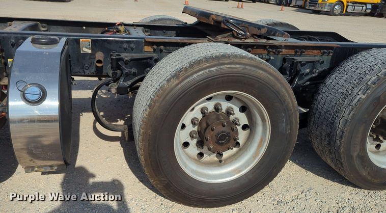 image for item NW9533 2017 Peterbilt 579 semi truck