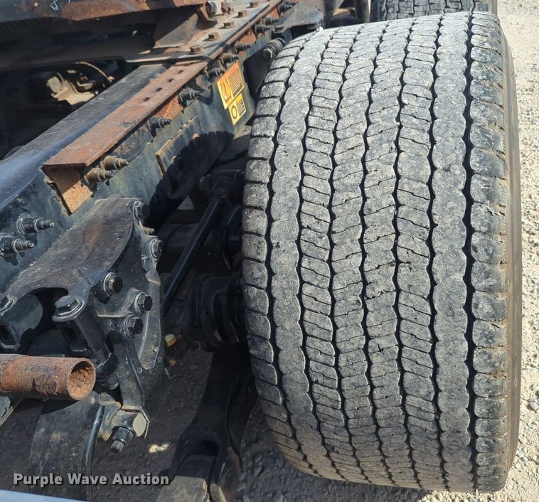 image for item NW9533 2017 Peterbilt 579 semi truck