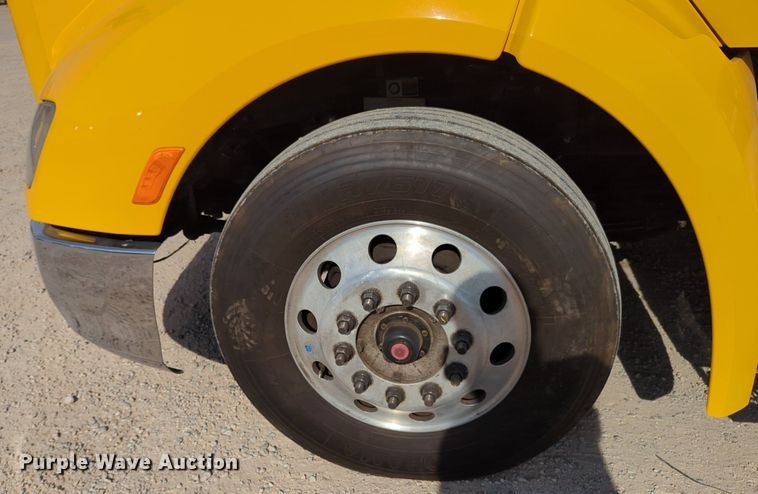 image for item NW9533 2017 Peterbilt 579 semi truck