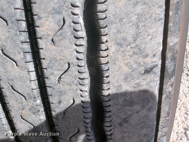 image for item NW9533 2017 Peterbilt 579 semi truck