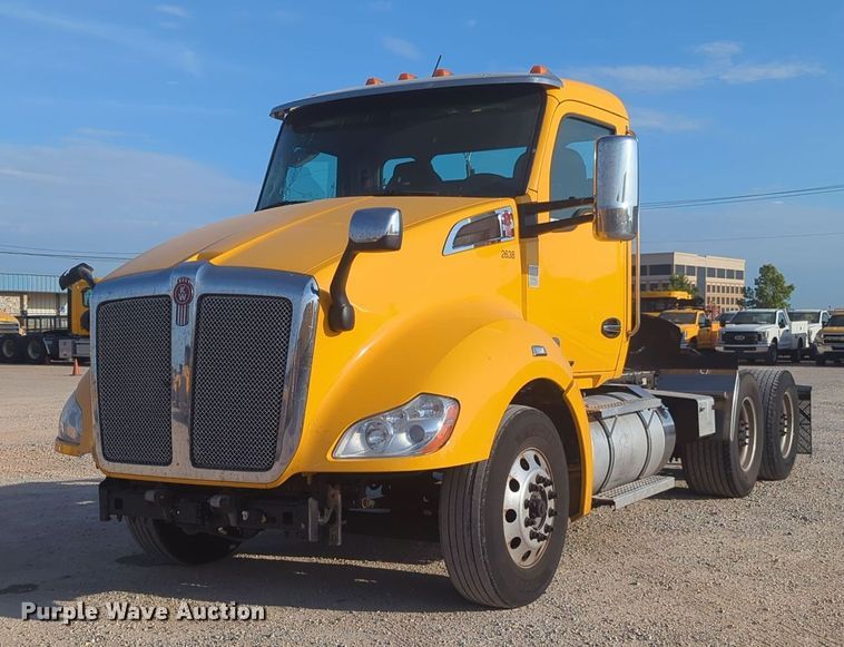 image for item NW9534 2020 Kenworth T680 semi truck