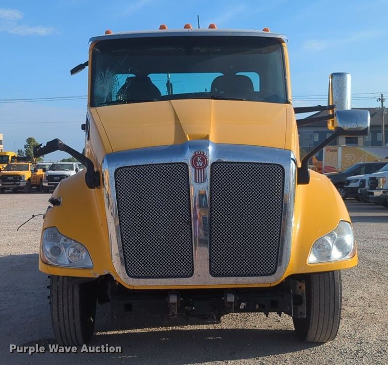image for item NW9534 2020 Kenworth T680 semi truck