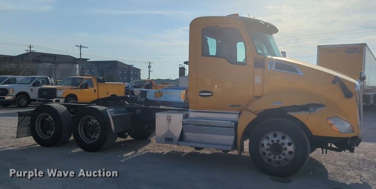 image for item NW9534 2020 Kenworth T680 semi truck