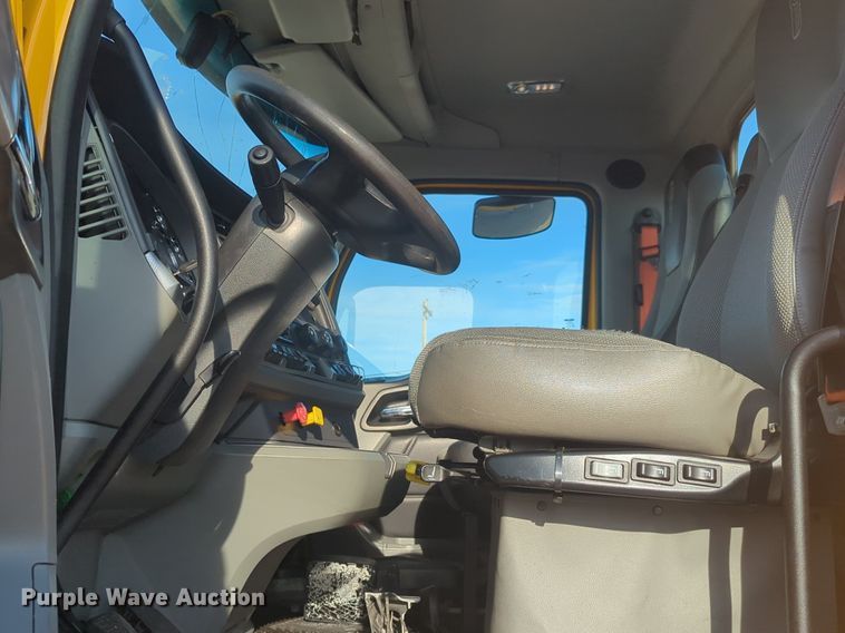 image for item NW9534 2020 Kenworth T680 semi truck