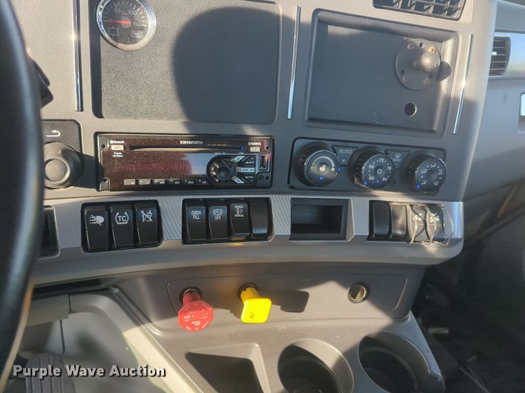 image for item NW9534 2020 Kenworth T680 semi truck